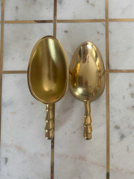 Blaine Gold Scoop with twist handle detail