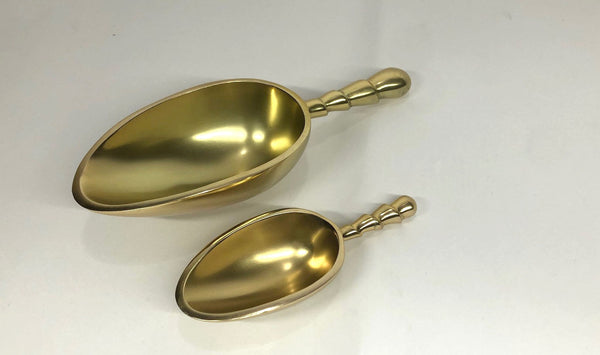 Blaine Gold Scoop with twist handle detail